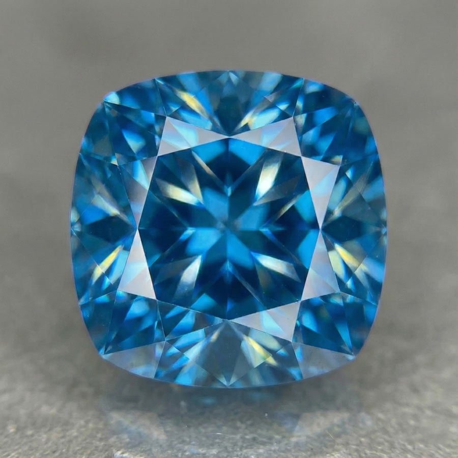لقطة ماكرو مقربة للزركون الأزرق المصقول تُظهر عودة الضوء المتألقة