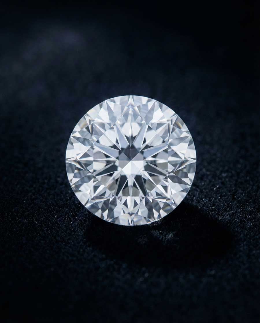 Бесцветный бриллиант бриллиантовой огранки на элегантном чёрном бархате, драматическое боковое освещение демонстрирует огонь и блеск с радужной дисперсией света