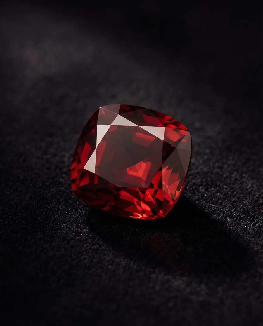 Gros plan d'un grenat almandin rouge profond illustrant l'éclat vitreux et la saturation chromatique intense de la pierre de janvier
