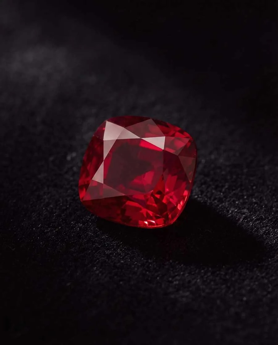 Gros plan d'un rubis birman sang de pigeon rouge profond, pierre de naissance de juillet, révélant sa couleur rouge vive avec de subtiles nuances bleues