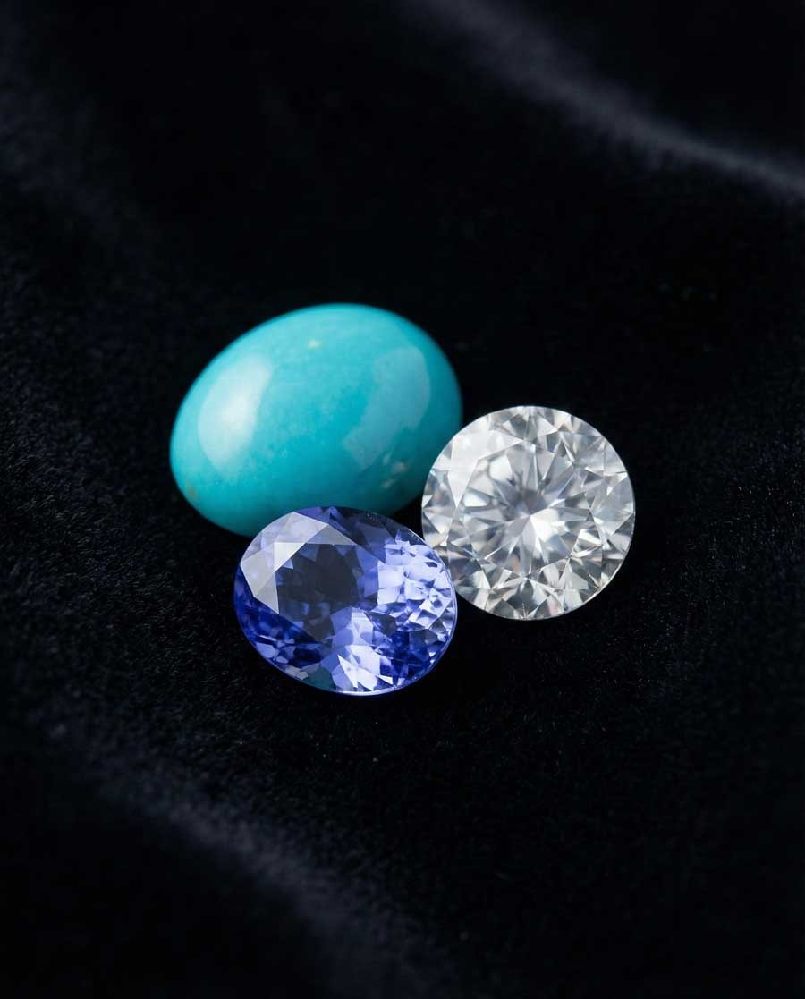 عرض ثلاثي الألواح يظهر الفيروز الأزرق السماوي مع المصفوفة، التنزانيت الأزرق البنفسجي، والزركون الأزرق المتألق جنباً إلى جنب