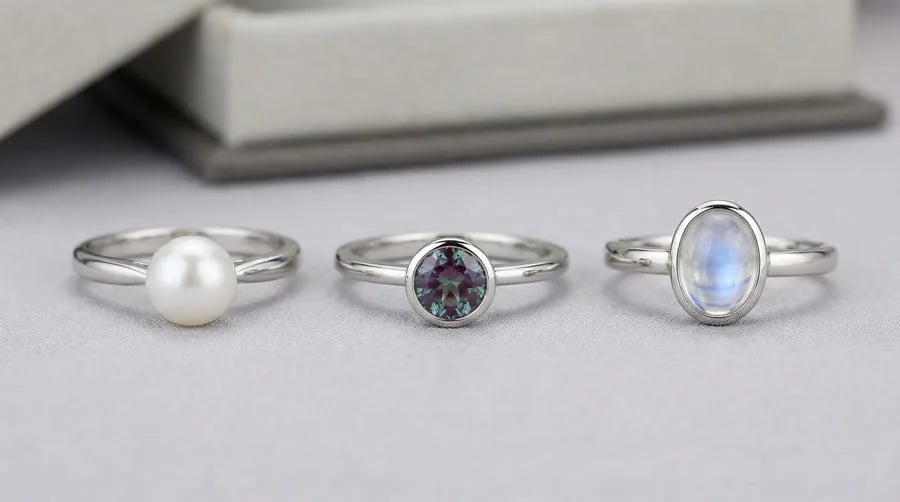 Créations de bagues en pierres de juin : perle classique en or blanc, solitaire alexandrite moderne et pierre de lune sertie en chaton protecteur