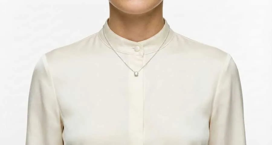 Un visuel clair d'un tableau de longueurs de colliers montrant le populaire collier Princesse de 45 cm reposant parfaitement sur la clavicule d'un modèle.