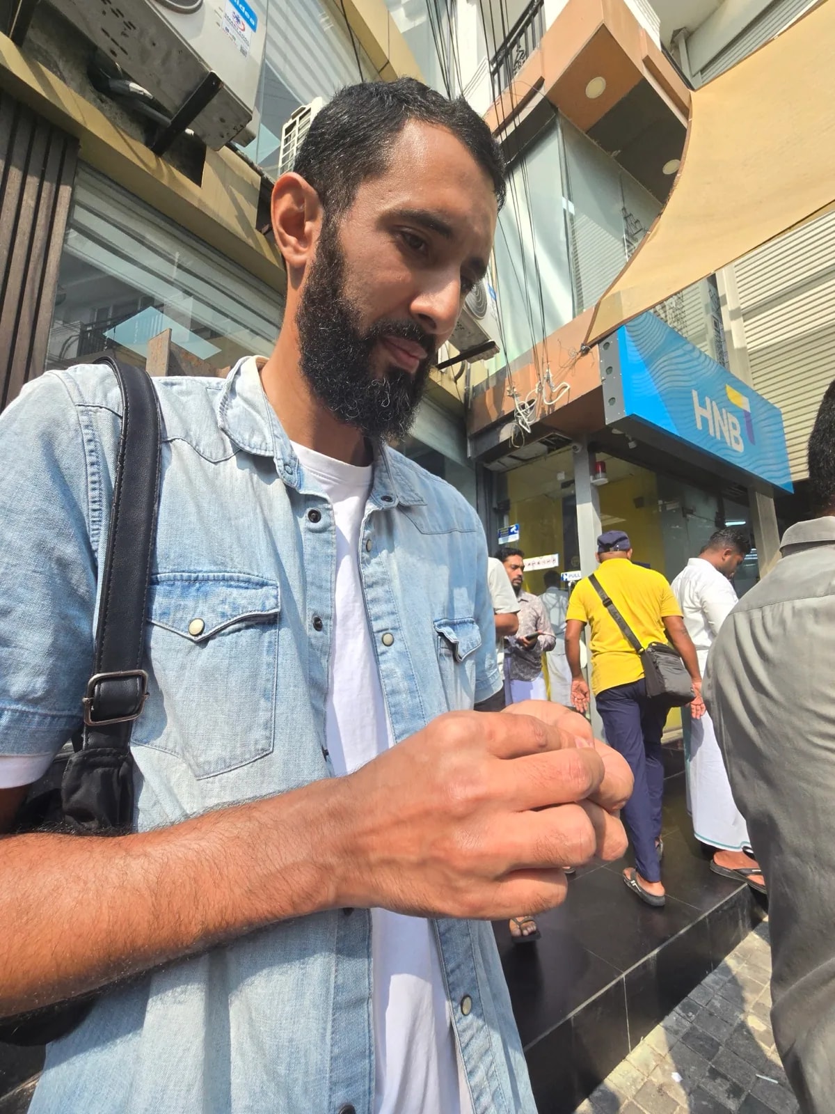 المؤسس إلياس يستعرض شحنات ياقوت في سوق الأحجار الكريمة بسريلانكا