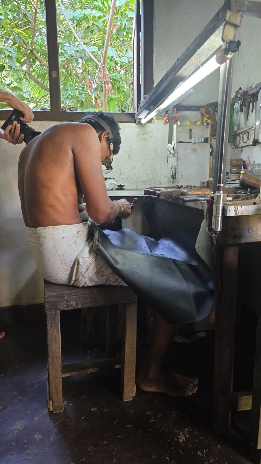 حرفيّ سريلانكي يقطع ياقوتة على عجلة تقليدية، حيث يُشكَّل معظم الياقوت السيلاني قبل تصديره