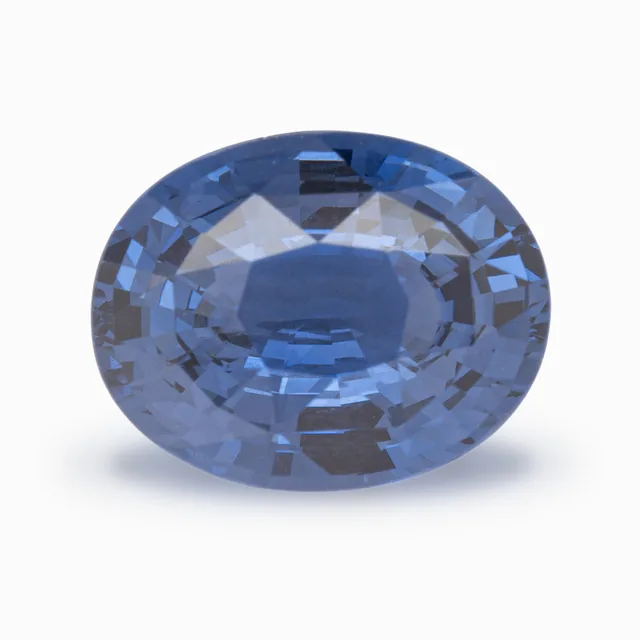 Loose spinel, violetish blue, oval cut, 5.15 ct, on a white ground